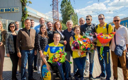 Мариуполь горячо встретил паралимпийцев с соревнований в Токио