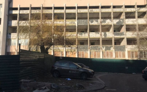 В Мариуполе продолжается ремонт сгоревшего горсовета: здание осталось без окон (ФОТОФАКТ)