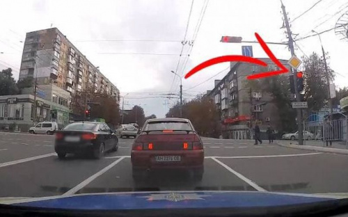 Мариупольский водитель спорил с полицейскими из-за цвета светофора