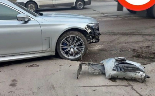 В Мариуполе водитель «BMW», пытаясь избежать ДТП, врезался в бордюр
