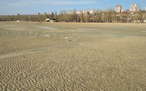В Мариуполе ветер «прогнал» море на десятки метров. На оголенном дне - следы транспорта