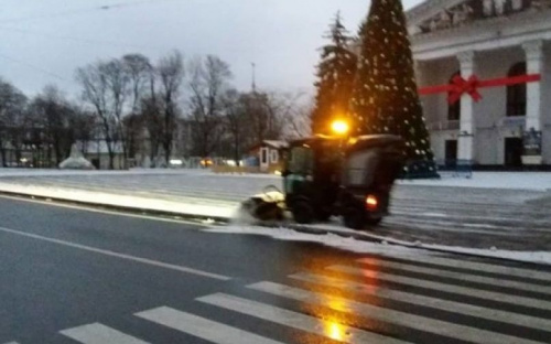 Для очистки мариупольских дорог задействовано 25 спецмашин (ФОТО)
