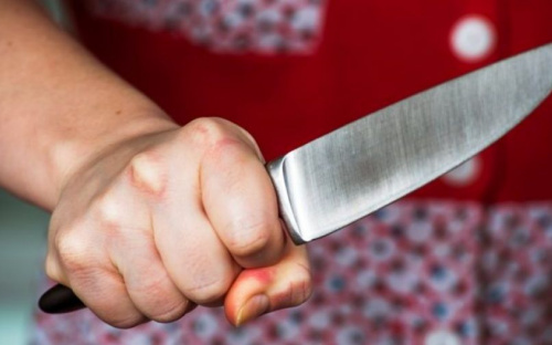В Мариуполе двое мужчин получили удары ножом от сожительницы и квартиранта