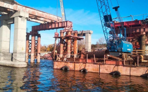 На трассе Борисполь-Мариуполь обновляют мост через реку