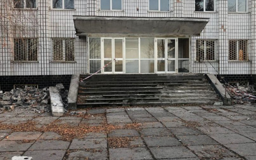 Под Мариуполем старое здание реконструируют для предоставления админуслуг
