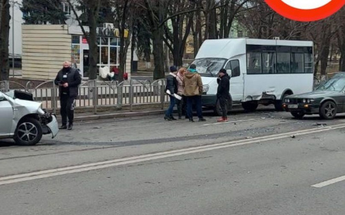 В Мариуполе в результате аварии легковушка отлетела в автобус