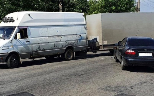 В Мариуполе легковушка въехала в микроавтобус с прицепом