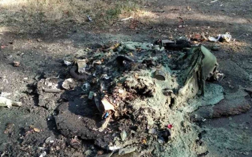 Превратили в кучу пластика: вандалы в Мариуполе сожгли евроконтейнер