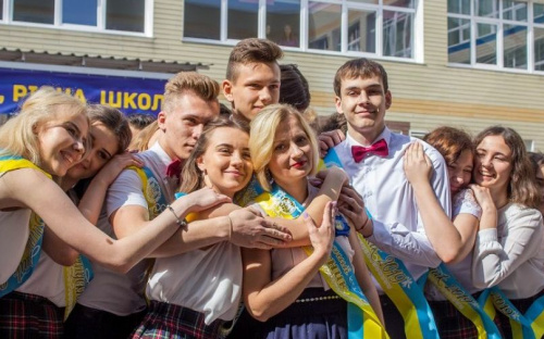 Последний звонок «прозвенел» онлайн для около шести тысяч мариупольских выпускников