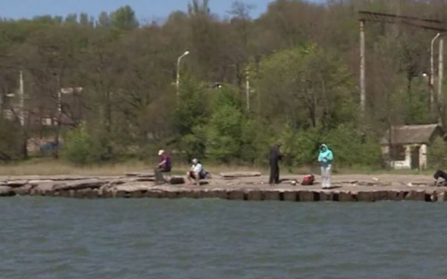 С начала апреля с морского дна в Мариуполе подняли 8 кубометров мусора (ФОТО)
