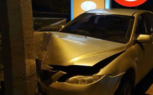 В Мариуполе автомобилист въехал в столб (ДОПОЛНЕНО)