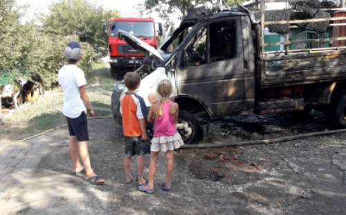 В Мариуполе из-за сварочных работ сгорел дом и автомобиль (ФОТО)