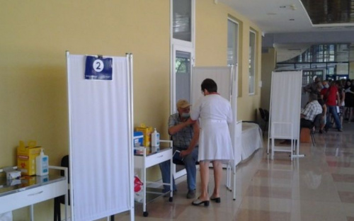 Мариупольский Центр массовой вакцинации ежечасно прививает около 60  людей от COVID-19