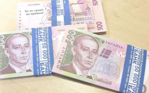 Заказал кофе и нажился на сдаче: в Мариуполе мужчина в маске расплатился сувенирной купюрой