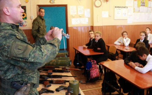 Приемы самозащиты и советы психолога: в Мариуполе прошел масштабный «Факультатив с полицейским» (ФОТО+ВИДЕО)