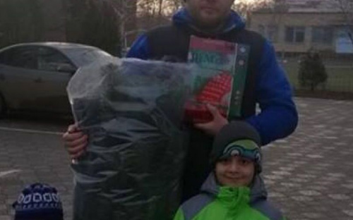 Мариупольцы получили елки и гирлянды для украшения дворов (ФОТО)