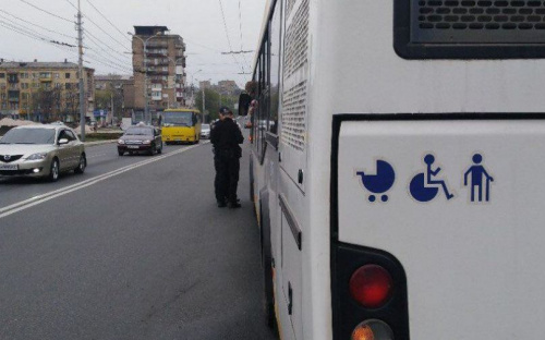 В центре Мариуполя автобус-нарушитель парализовал движение (ФОТОФАКТ)