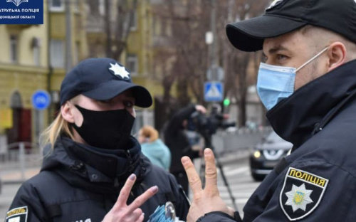 Застрявшая на дереве сумка, открытое окно соседей: ТОП курьёзных происшествий на службе полиции Мариуполя
