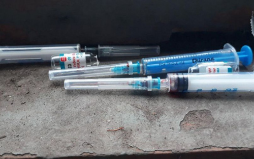 Детская площадка и подъезд: где мариупольские патрульные находят наркотики (ФОТО)