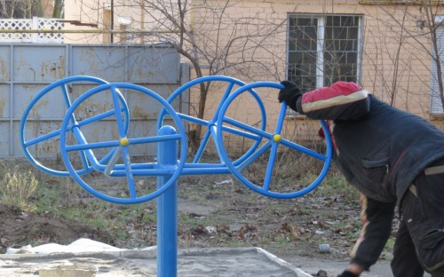 В Мариуполе устанавливают необычные тренажёры для детей (ФОТОФАКТ)