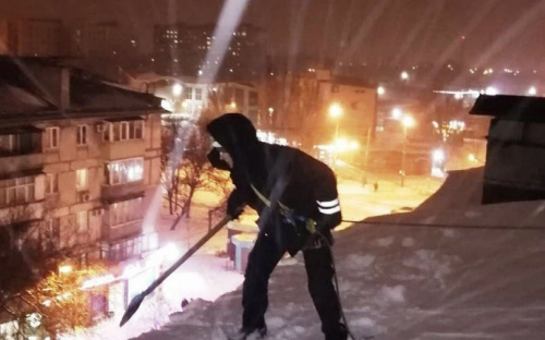 Мариупольские спасатели предотвратили ледяные «обстрелы»