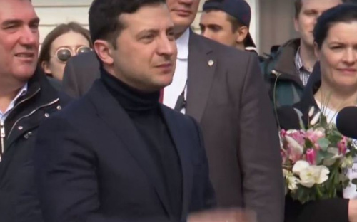 Зеленский встретил эвакуированных из Уханя после выписки (ВИДЕО)