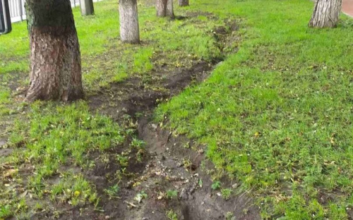 После дождя в мариупольских дворах образовались ямы