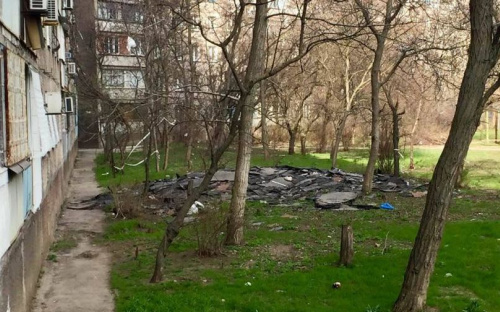 В Мариуполе подрядчики оставили под окнами жителей небезопасный мусор (ФОТО)