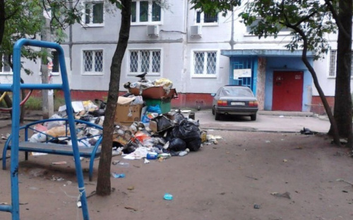 Мариупольцы просят убрать мусор с детских площадок мкр «Восточный»