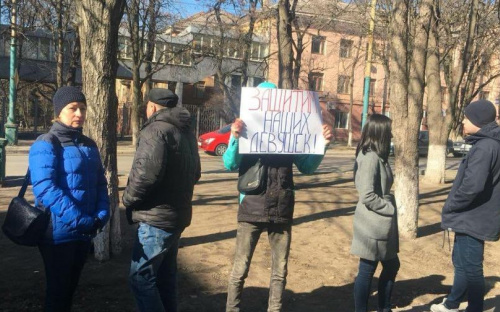 Мариупольцы требуют осудить сутенера. Под судом собрался митинг (ФОТО)