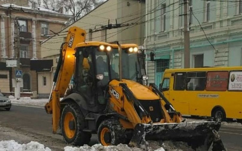 В расчистке тротуаров Мариуполя задействованы более 240 человек и 13 единиц техники (ФОТО)
