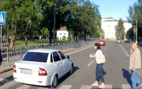 В Мариуполе Lada едва не сбила пешеходов на «зебре». Полиция задержала нарушителя (ВИДЕО)
