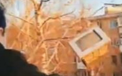 Вслед за топором мариуполец скинул с балкона телевизор
