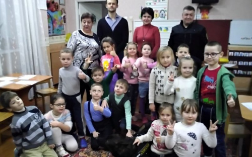 В Мариуполе таможенники показали детям, как ищут деньги и запрещенные предметы