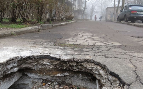 В Мариуполе на дороге образовался провал (ФОТОФАКТ)