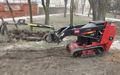 В Мариуполе пилят землю на центральной площади города (ФОТОФАКТ)