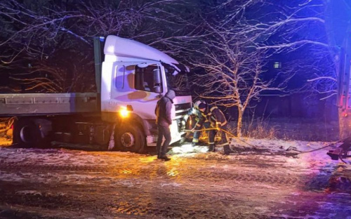 На дорогах под Мариуполем застряли три грузовика