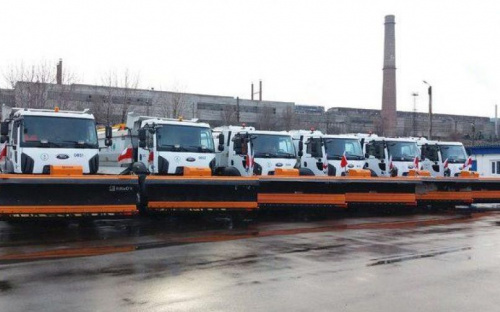 В Мариуполе коммунальщики вышли на борьбу с гололедом