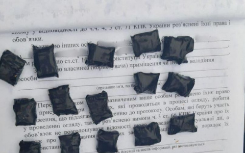 Закапывала в землю: в Мариуполе задержали женщину с наркотиками