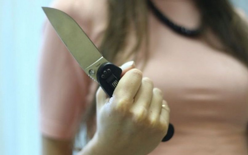 Не сдерживая эмоций: в Мариуполе женщина ножом ударила человека