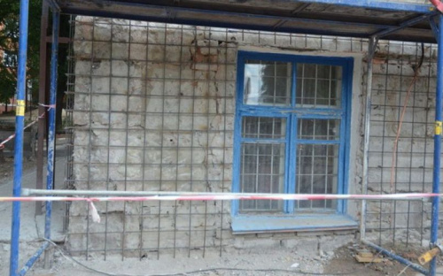 В Мариуполе трехэтажный дом несколько лет «трещит по швам» (ФОТО)