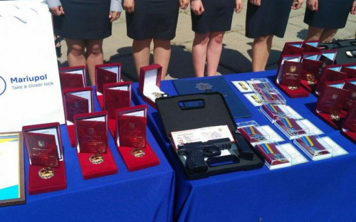 Защитников Мариуполя наградили медалями и оружием (ФОТО)