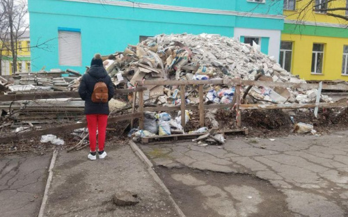 В Мариуполе во дворе городской больницы накопились горы строительного мусора (ФОТОФАКТ)