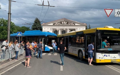 В центре Мариуполя троллейбус столкнулся с автобусом: движение затруднено