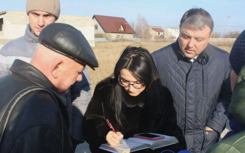 Передвижная эколаборатория в Мариуполе исследовала район асфальтобетонного завода (ФОТО)