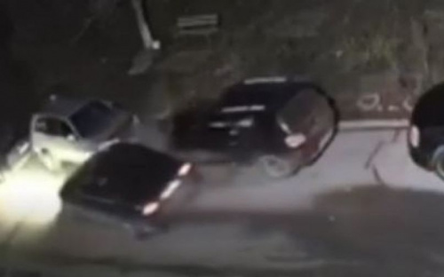 Опубликовано видео наезда пьяного водителя на припаркованные автомобили в Мариуполе