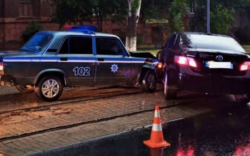 В Мариуполе полицейский «ВАЗ» въехал в «Toyota»