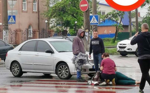 В Мариуполе один водитель сбил пешехода, другой – снес ограждение и перевернулся