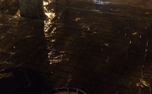 В центре Мариуполя из открытого люка бьет вода, заливая тротуар (ФОТОФАКТ)