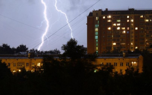 Шквальный ветер и гроза лишили мариупольцев электричества